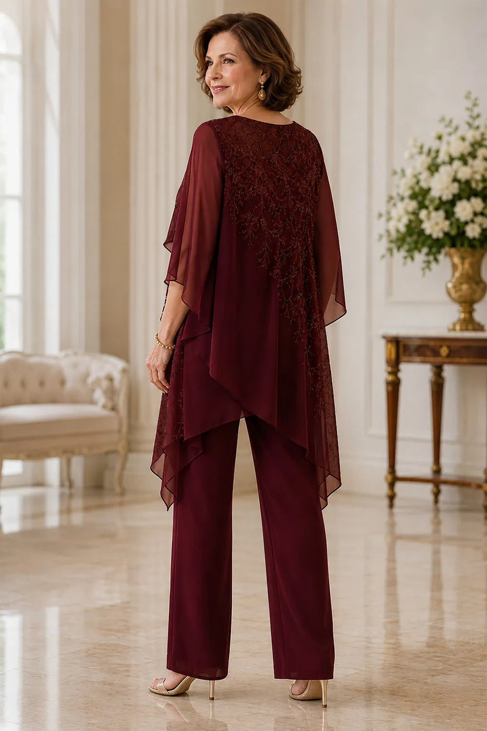 Completo pantalone da cerimonia per madre della sposa con sovrapposizione in chiffon ricamato