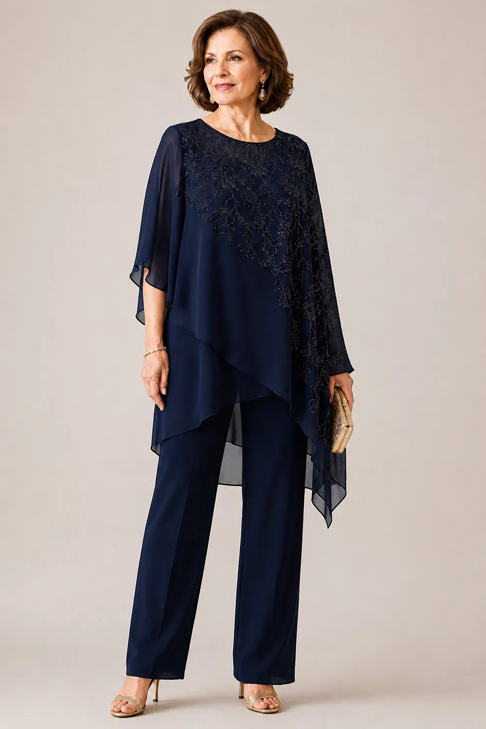Completo pantalone da cerimonia per madre della sposa con sovrapposizione in chiffon ricamato