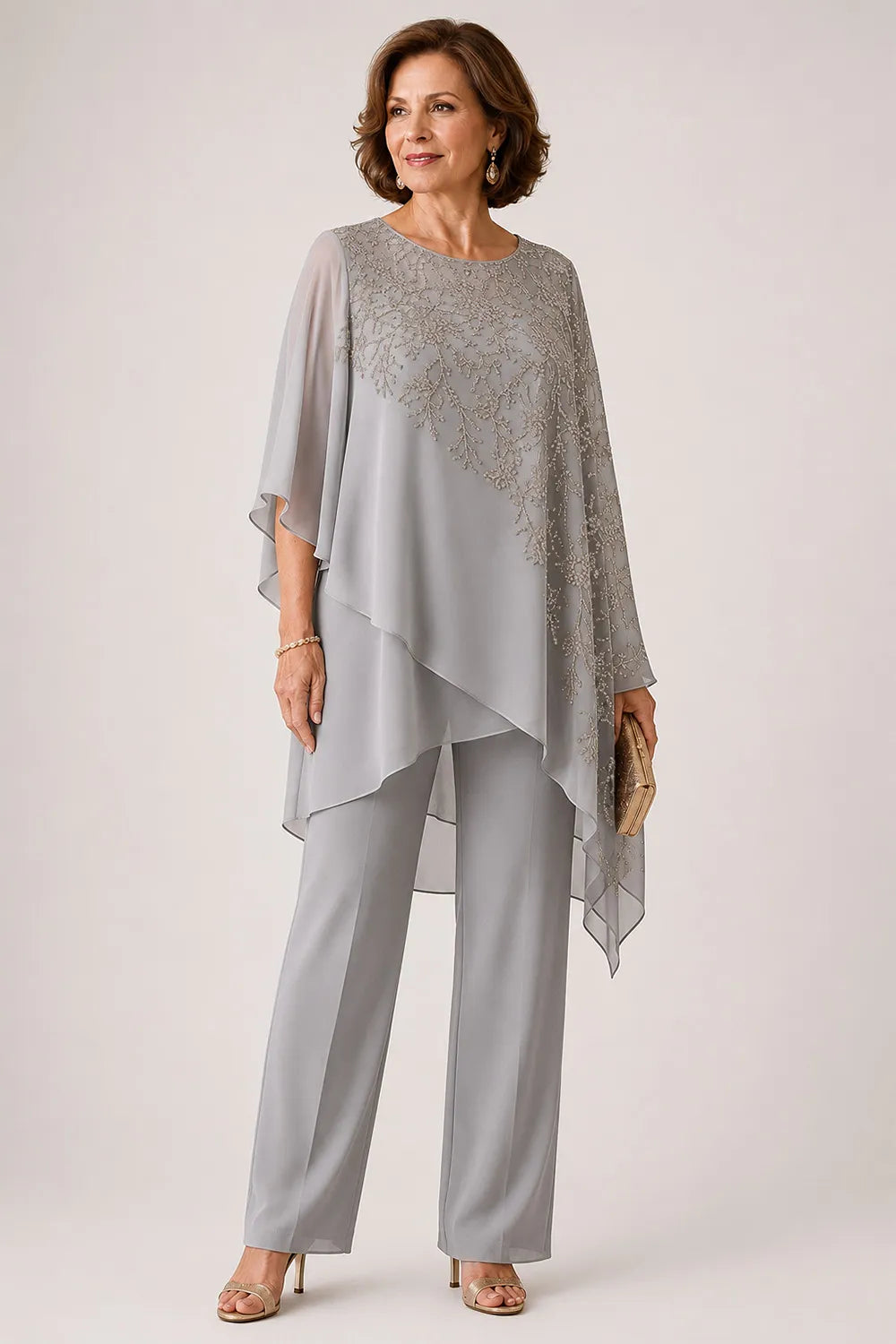 Completo pantalone da cerimonia per madre della sposa con sovrapposizione in chiffon ricamato
