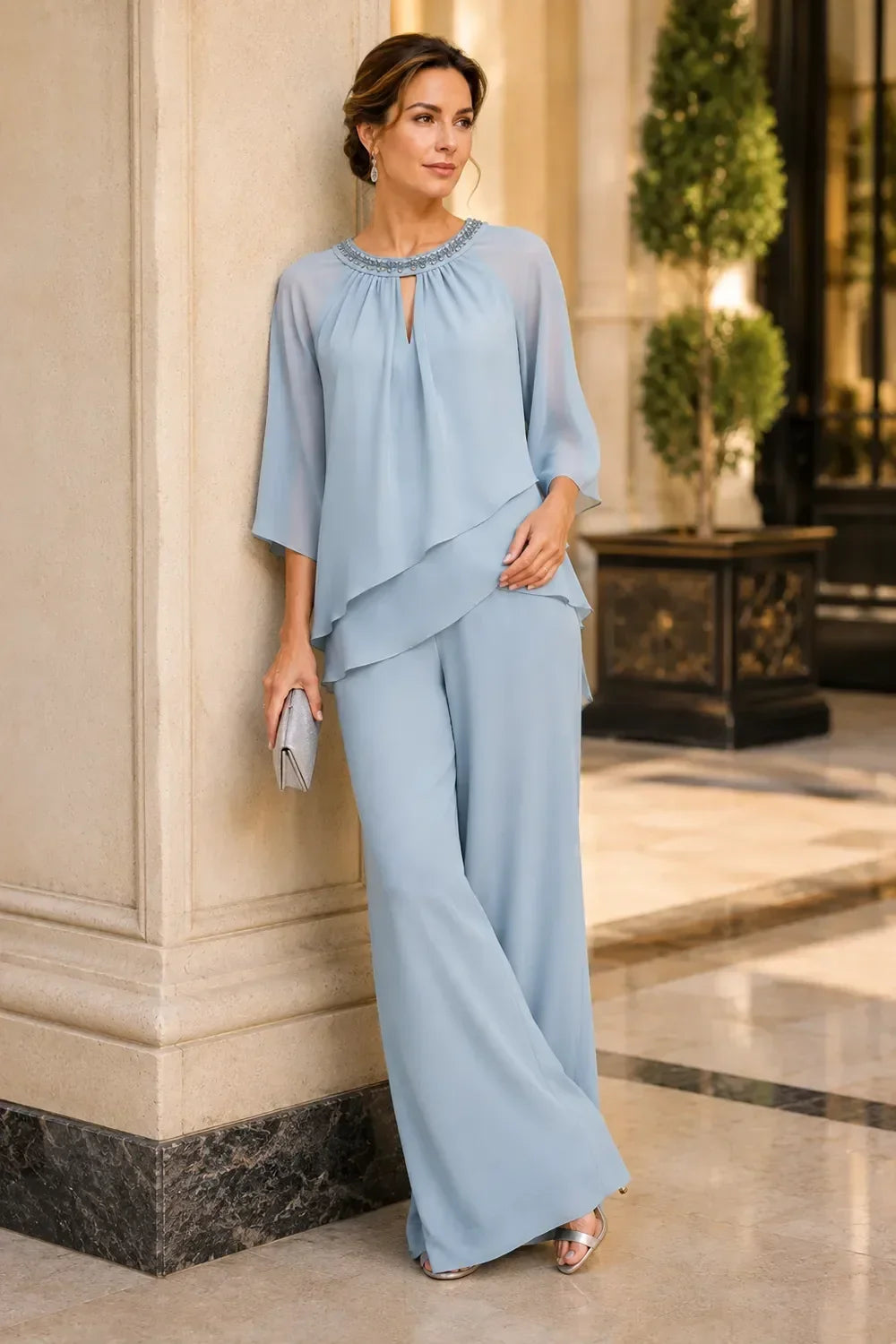 Elegante completo pantalone formale con scollo a goccia