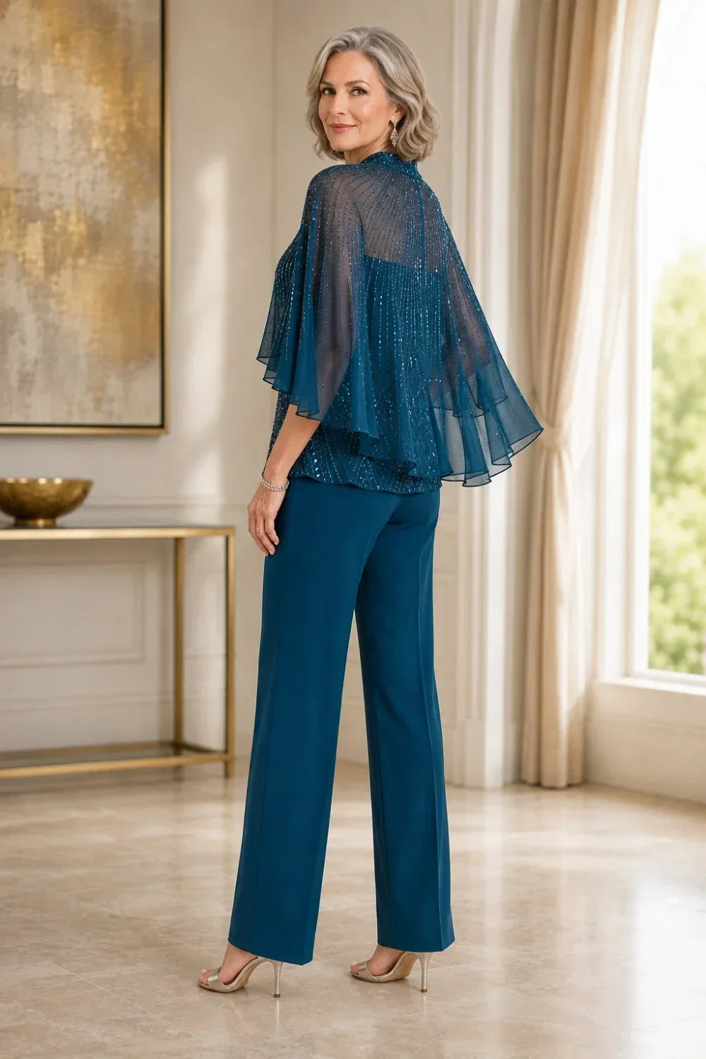 Completo pantalone con cappa in mesh di paillettes e collo alto