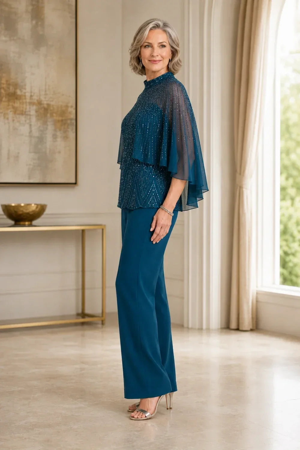 Completo pantalone con cappa in mesh di paillettes e collo alto