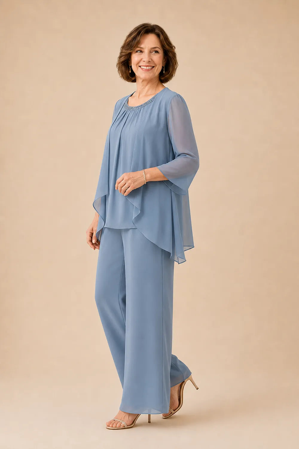 Completo pantalone in chiffon con sopragonna per la madre della sposa