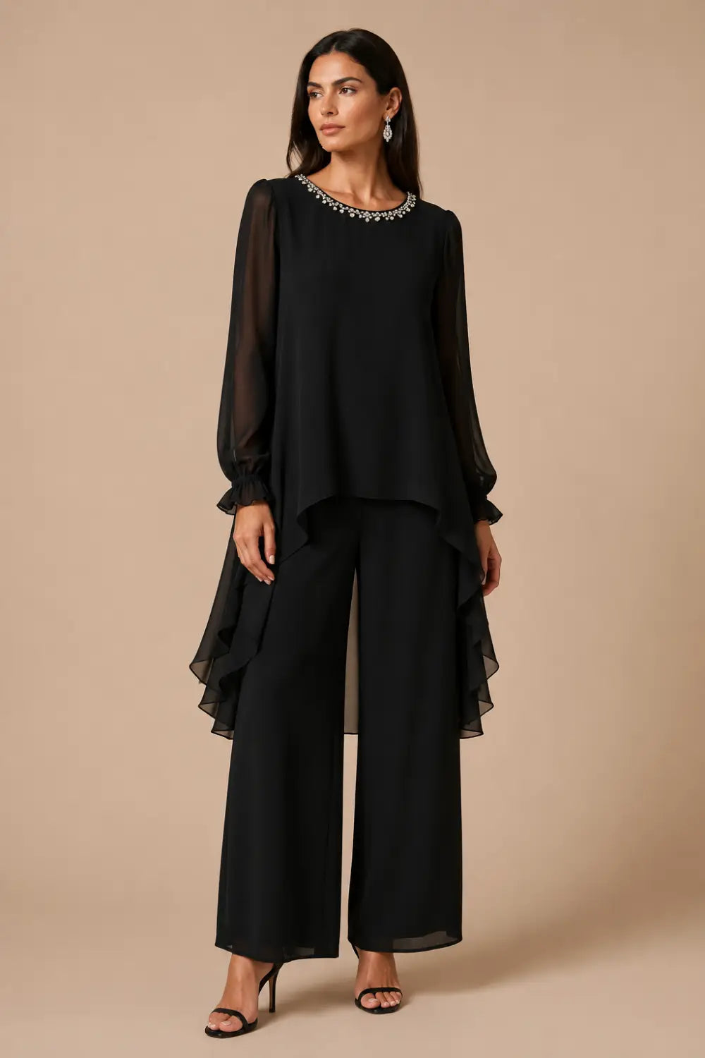 Tailleur pantalone con cappa in chiffon a balze e pantaloni a gamba larga