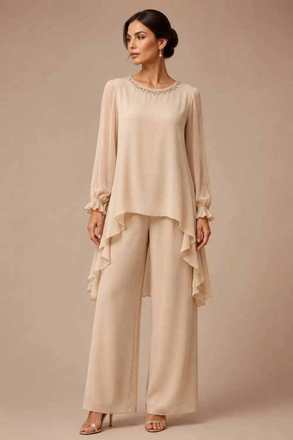 Tailleur pantalone con cappa in chiffon a balze e pantaloni a gamba larga