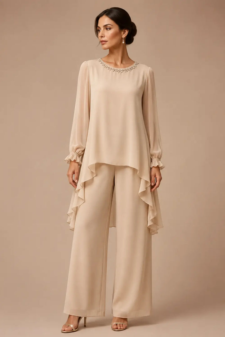 Tailleur pantalone con cappa in chiffon a balze e pantaloni a gamba larga