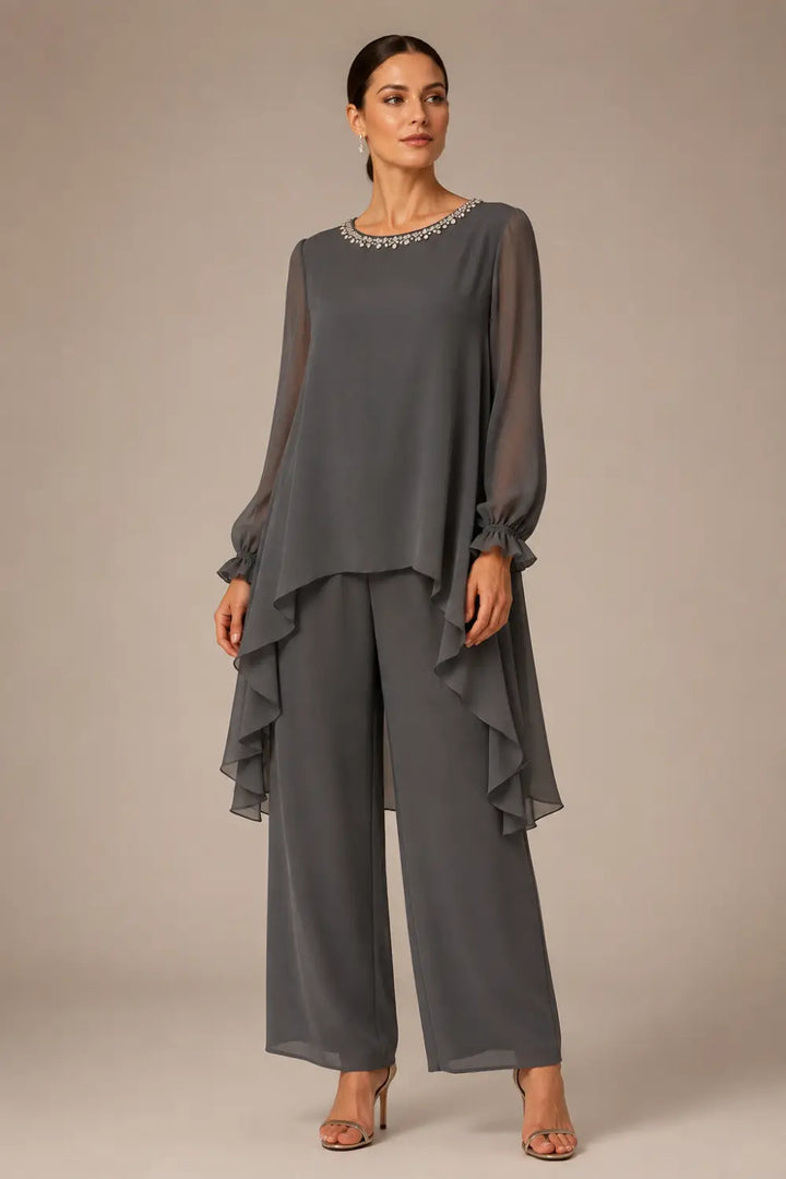 Tailleur pantalone con cappa in chiffon a balze e pantaloni a gamba larga