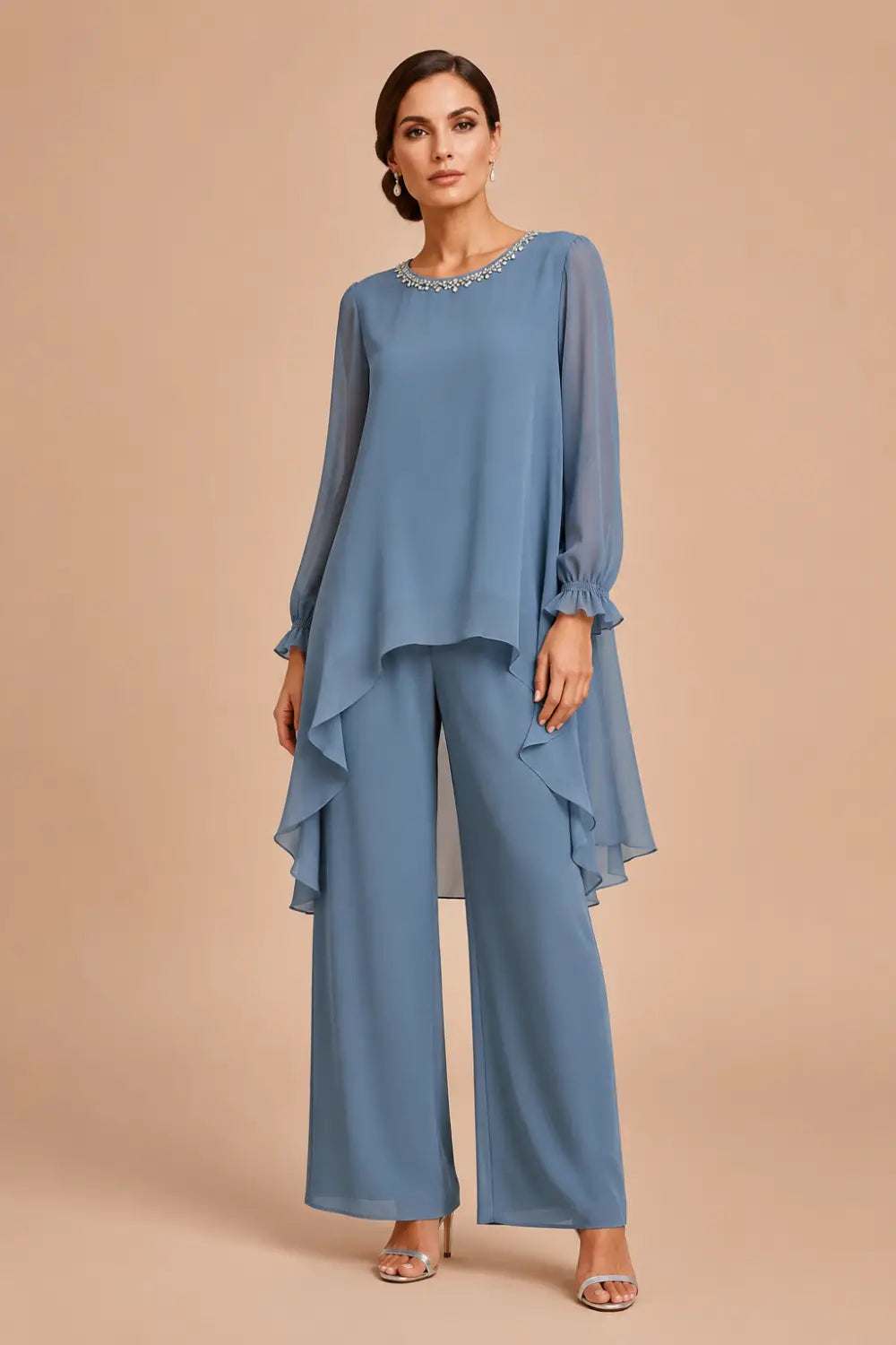 Tailleur pantalone con cappa in chiffon a balze e pantaloni a gamba larga