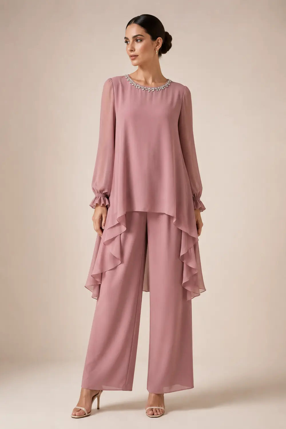 Tailleur pantalone con cappa in chiffon a balze e pantaloni a gamba larga