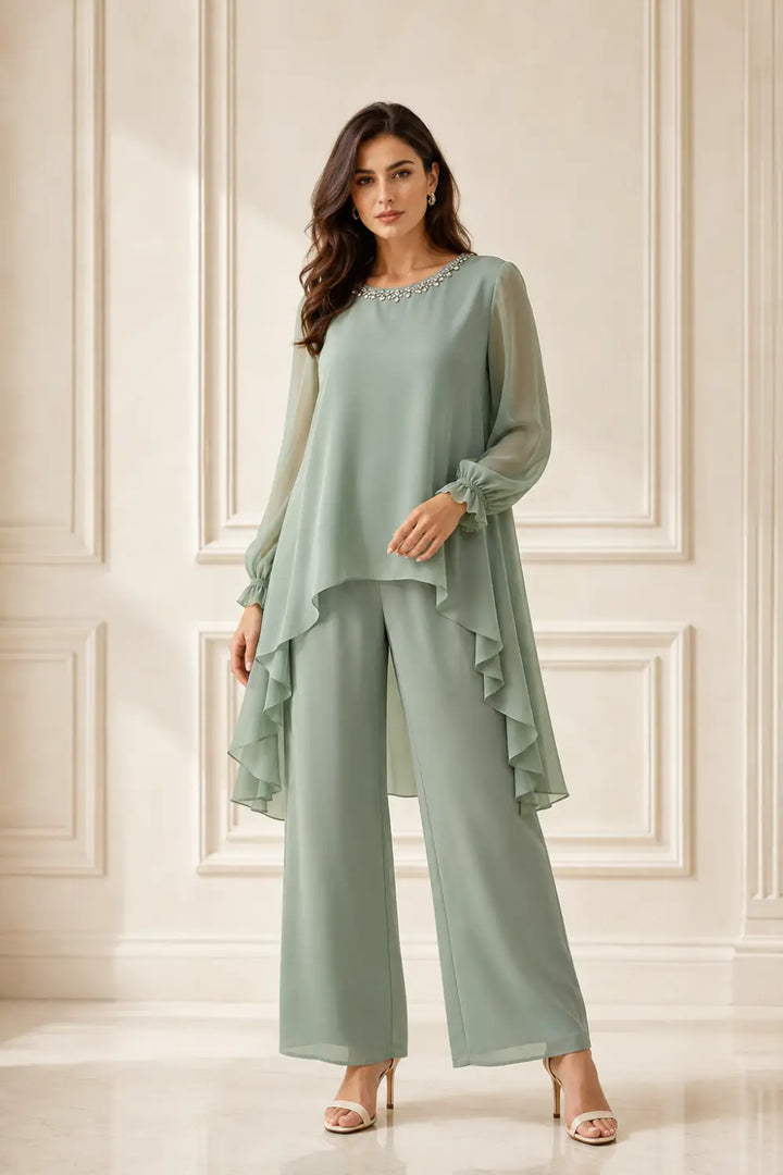 Tailleur pantalone con cappa in chiffon a balze e pantaloni a gamba larga