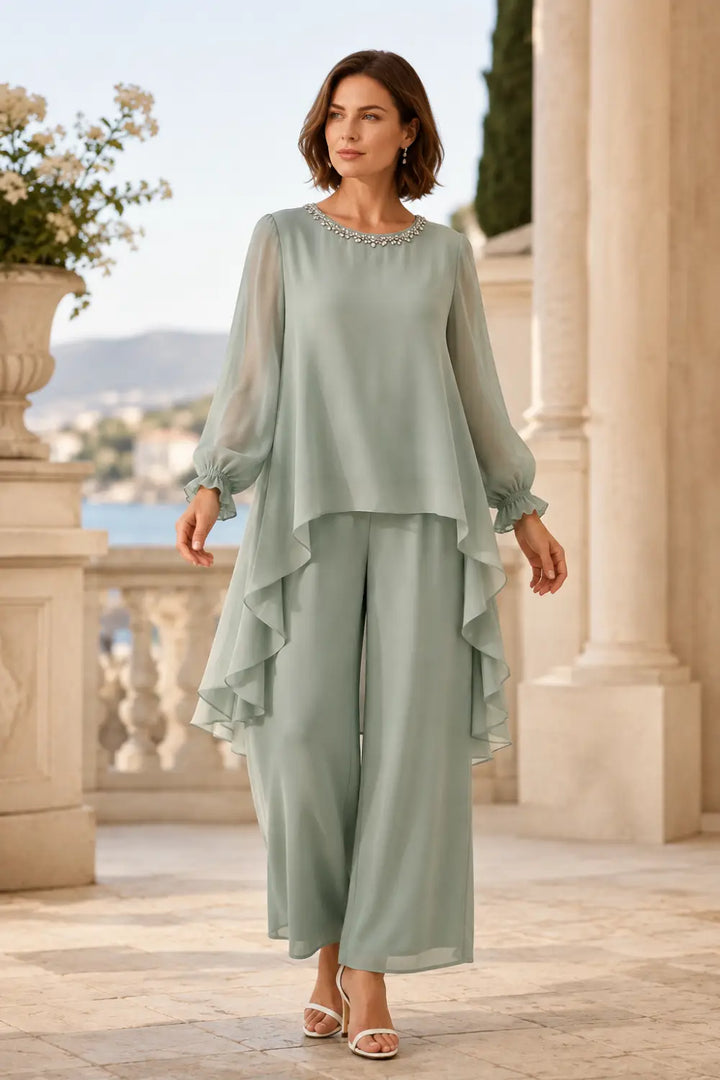 Tailleur pantalone con cappa in chiffon a balze e pantaloni a gamba larga