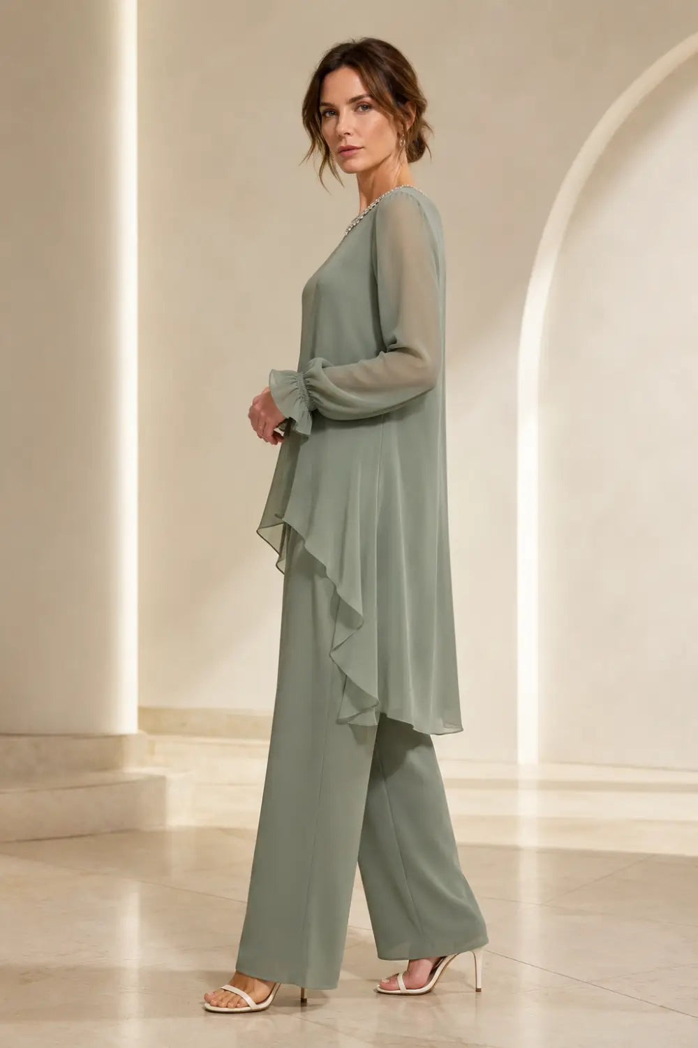 Tailleur pantalone con cappa in chiffon a balze e pantaloni a gamba larga