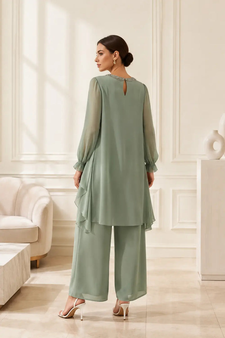 Tailleur pantalone con cappa in chiffon a balze e pantaloni a gamba larga