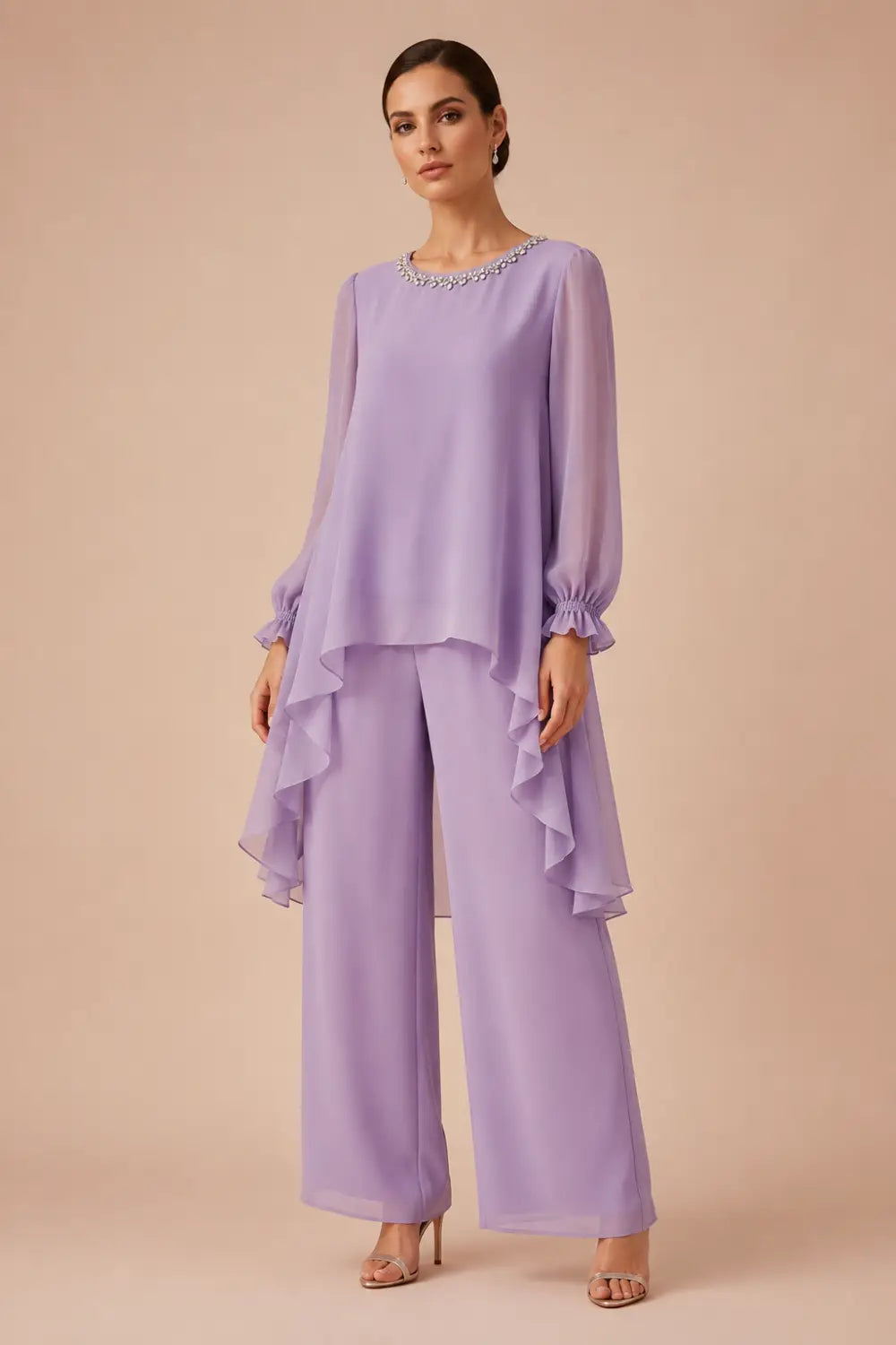 Tailleur pantalone con cappa in chiffon a balze e pantaloni a gamba larga