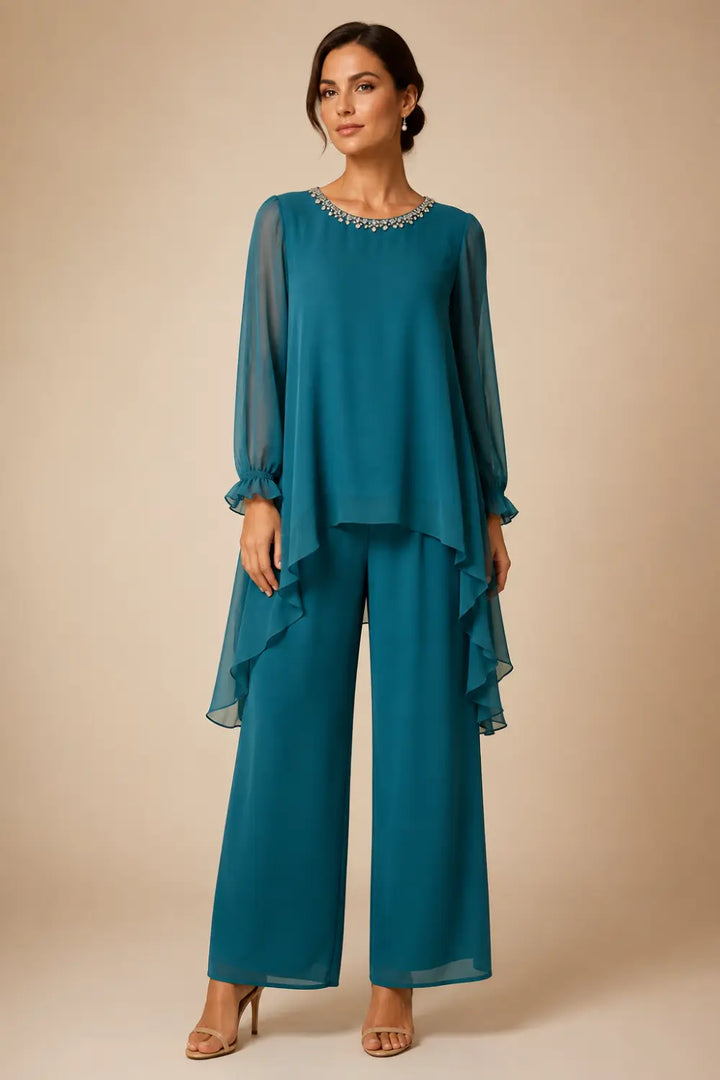 Tailleur pantalone con cappa in chiffon a balze e pantaloni a gamba larga