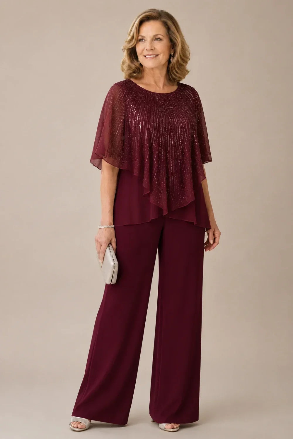 Completo pantalone in chiffon con mantellina di paillettes e pantaloni a gamba larga