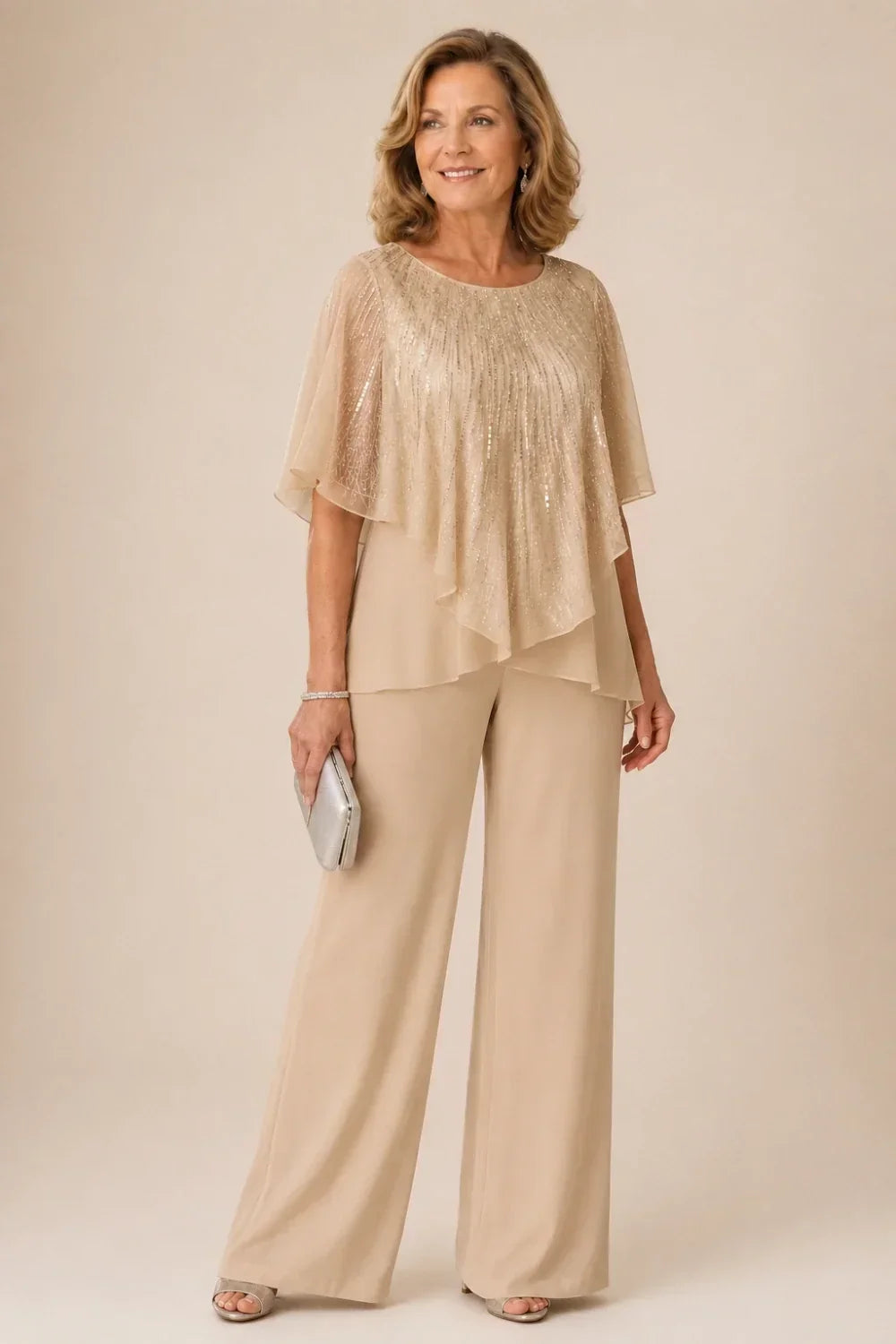 Completo pantalone in chiffon con mantellina di paillettes e pantaloni a gamba larga