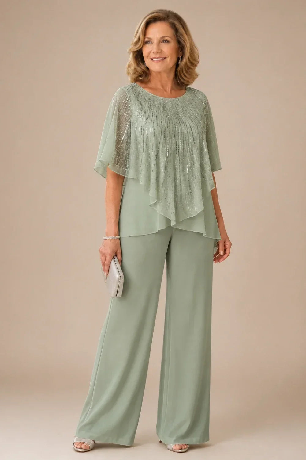 Completo pantalone in chiffon con mantellina di paillettes e pantaloni a gamba larga