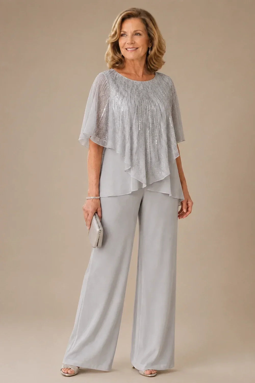 Completo pantalone in chiffon con mantellina di paillettes e pantaloni a gamba larga