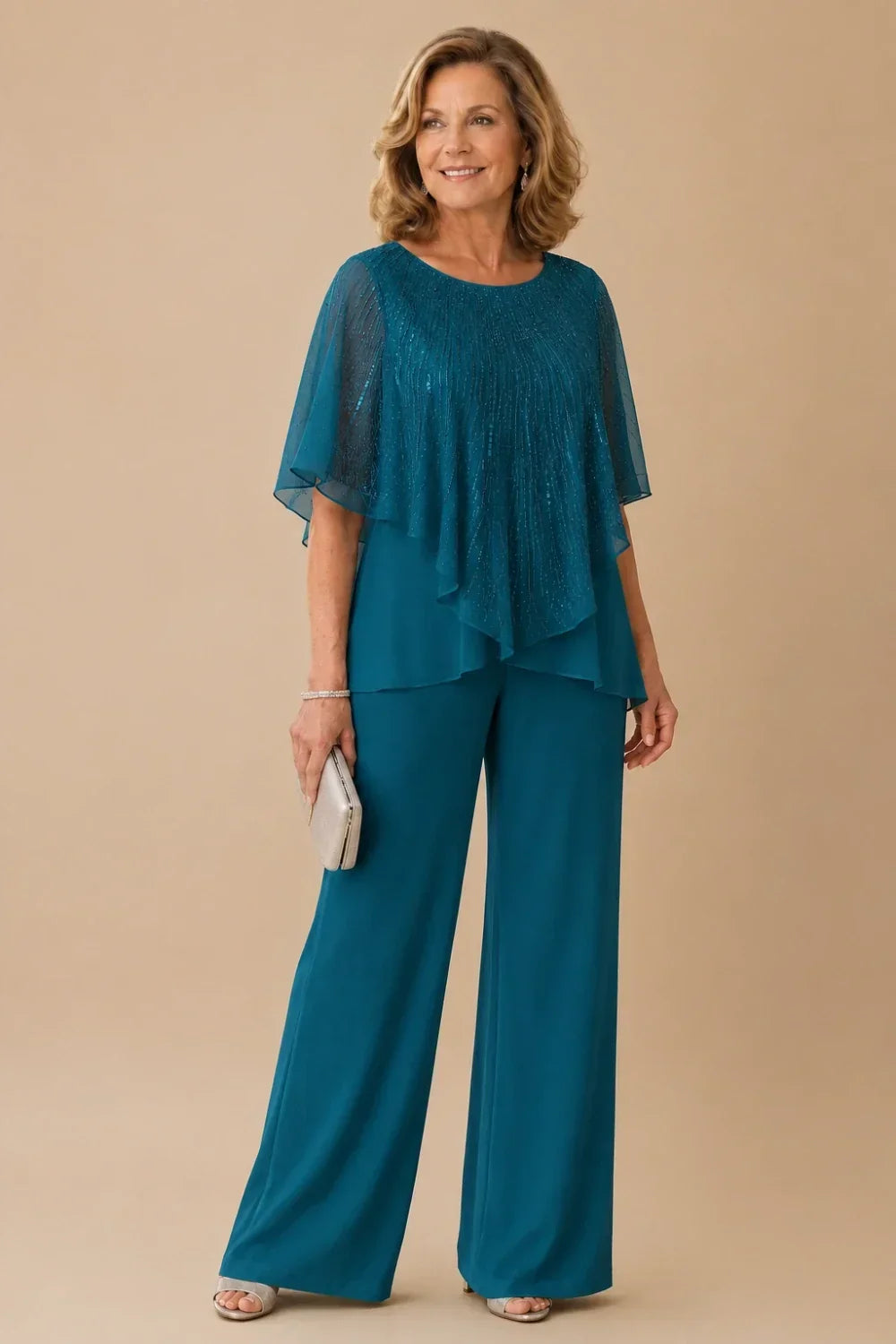 Completo pantalone in chiffon con mantellina di paillettes e pantaloni a gamba larga