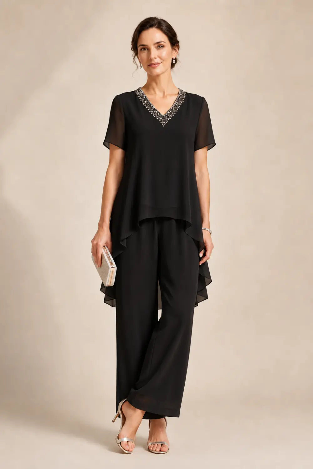 Tuta pantalone asimmetrica con mantella in chiffon e scollo a V
