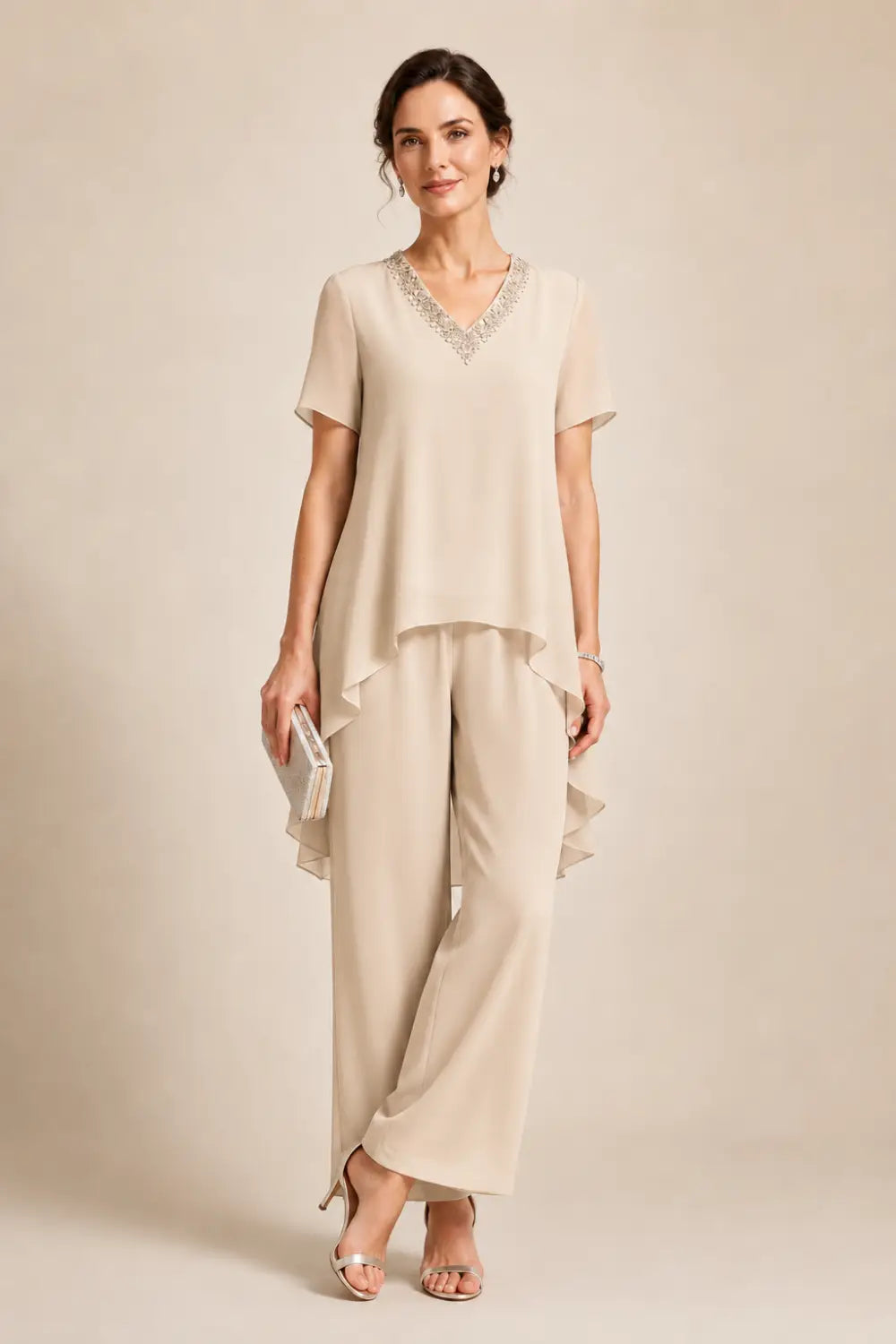 Tuta pantalone asimmetrica con mantella in chiffon e scollo a V