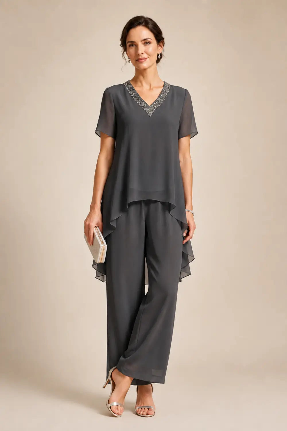 Tuta pantalone asimmetrica con mantella in chiffon e scollo a V
