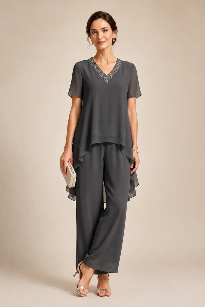 Tuta pantalone asimmetrica con mantella in chiffon e scollo a V
