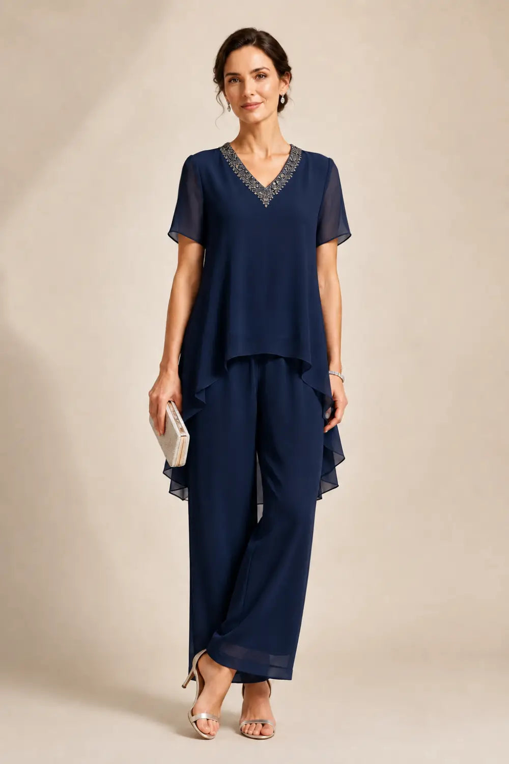 Tuta pantalone asimmetrica con mantella in chiffon e scollo a V