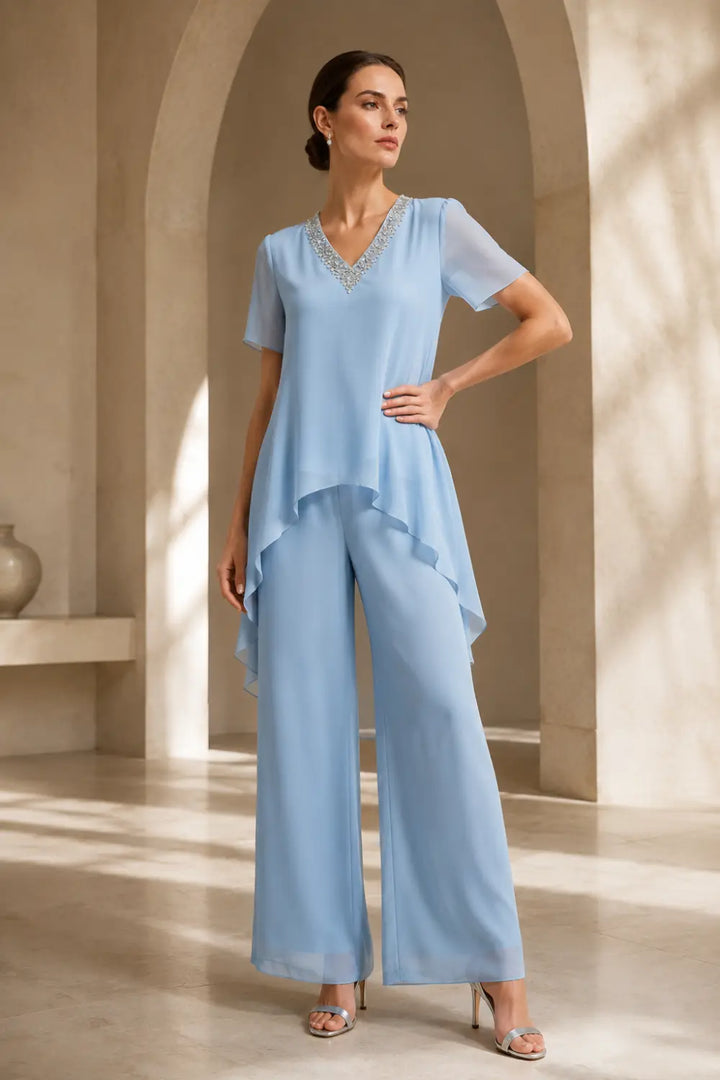 Tuta pantalone asimmetrica con mantella in chiffon e scollo a V