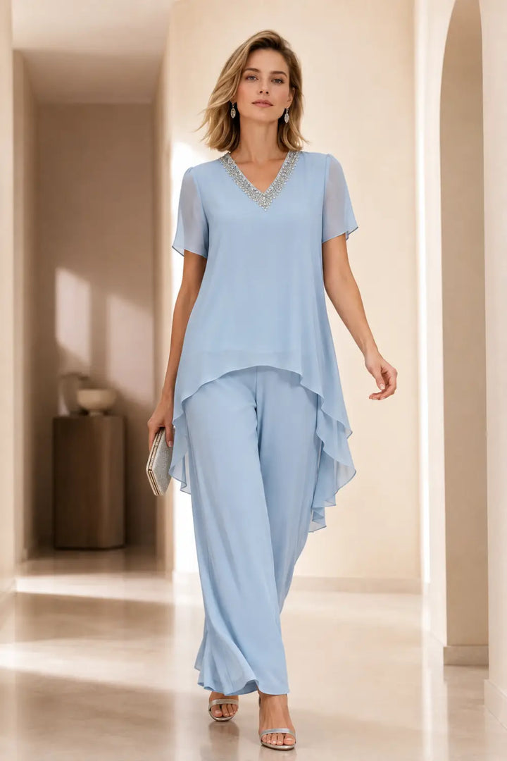 Tuta pantalone asimmetrica con mantella in chiffon e scollo a V