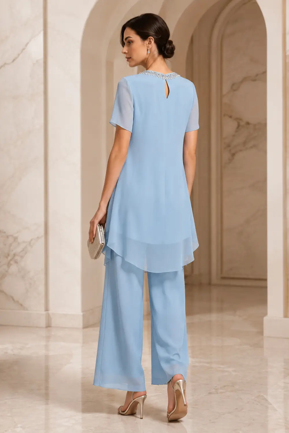 Tuta pantalone asimmetrica con mantella in chiffon e scollo a V