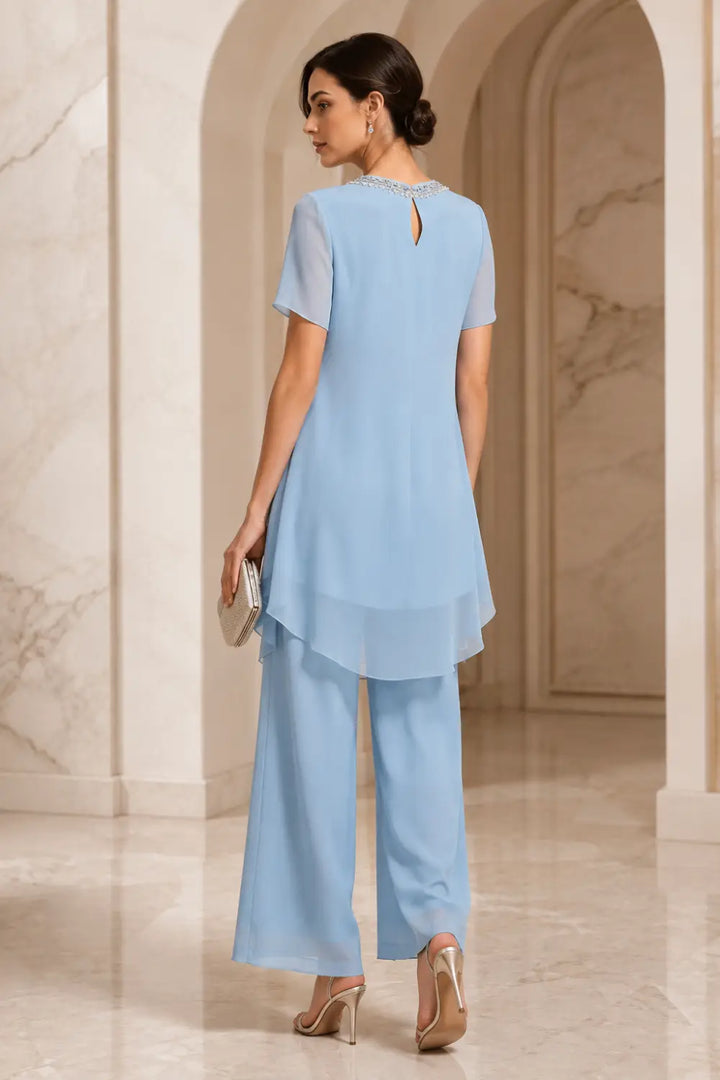 Tuta pantalone asimmetrica con mantella in chiffon e scollo a V