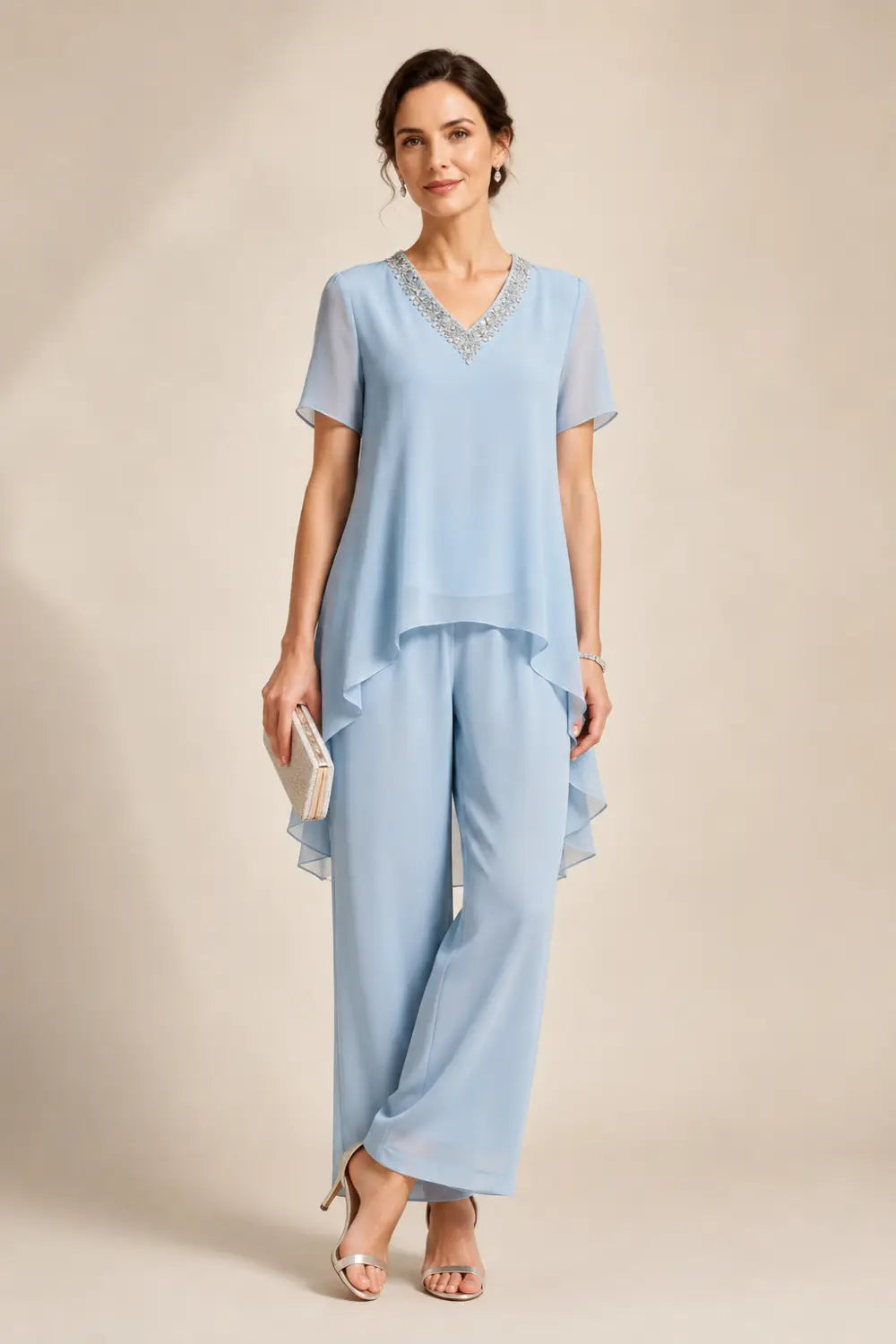 Tuta pantalone asimmetrica con mantella in chiffon e scollo a V