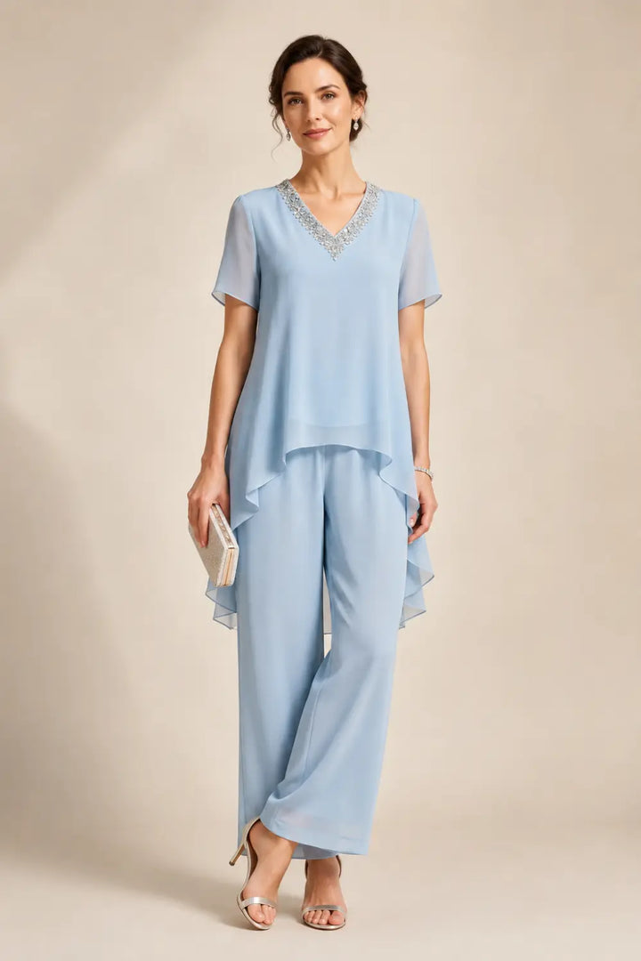 Tuta pantalone asimmetrica con mantella in chiffon e scollo a V