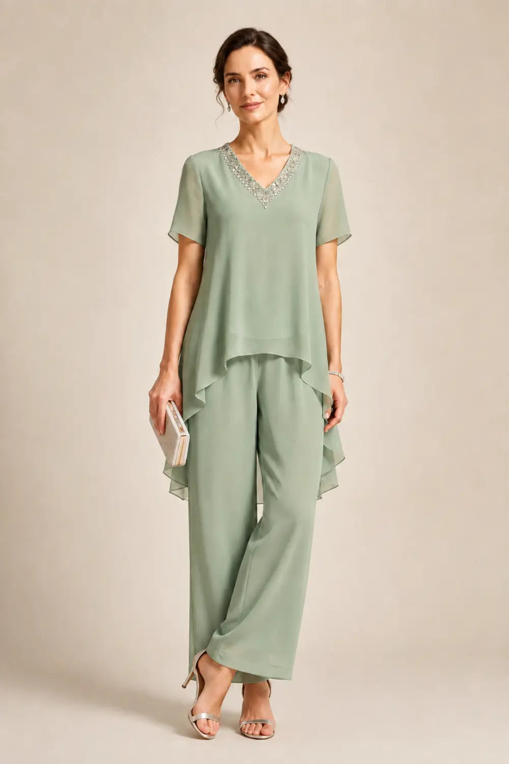 Tuta pantalone asimmetrica con mantella in chiffon e scollo a V