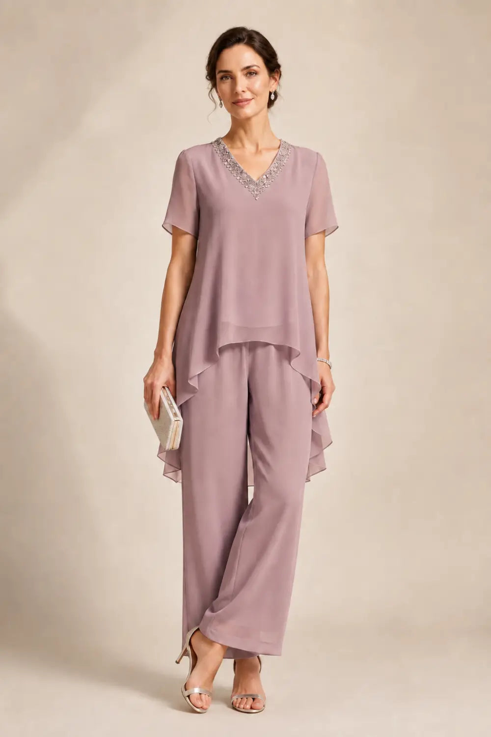 Tuta pantalone asimmetrica con mantella in chiffon e scollo a V