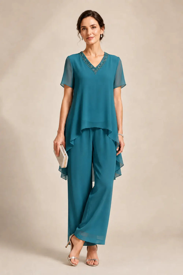 Tuta pantalone asimmetrica con mantella in chiffon e scollo a V
